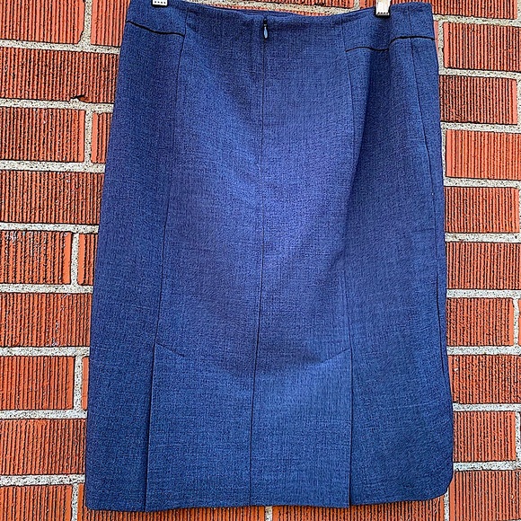 laura petites Dresses & Skirts - 🎉HOST PICK 🎉LAURA PETITES dark navy blue lined pleated pencil skirt